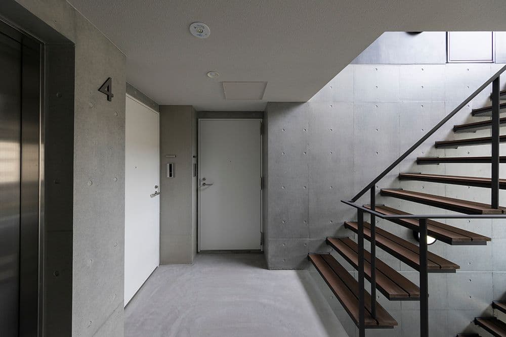 A.O.T. (AND-ON-TERRACE) 6